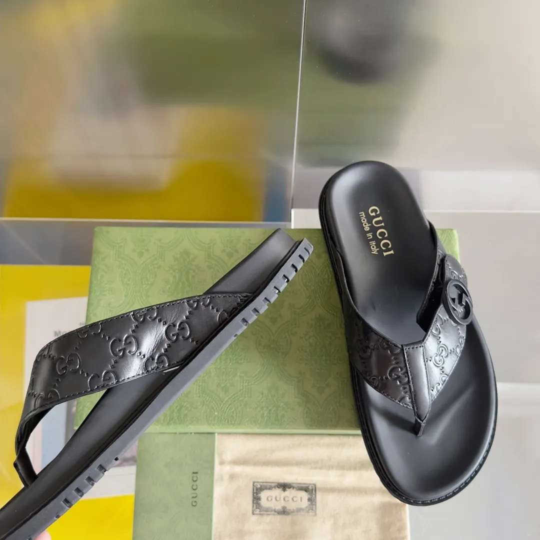 [G Home] Men's Men's Shoes💰: 300💰Size: 38-45 🆕2024Gucci Gucci Summer New Style Double G Presbyopia Flip-flops Cross Sandals Thick Sole Slippers Beach Shoes Original Purchase and Development Production G family's 2024 new summer dark horse items, fashion bloggers at home and abroad have put on the show, and it has become popular on social platforms at home and abroad. Fashionistas must pay for it, and they spend a lot of money to create ingenious craftsmanship and accurately restore every detail. Exquisite packaging at the delivery counter🛍📦 ▪️ Fabric: Original imported double G presbyopic leather ▪️ Lining: Original imported leather ▪️ Sole: Original open molded T men's shoes 💰U outsole ▪️ Bottom thickness: 3CM